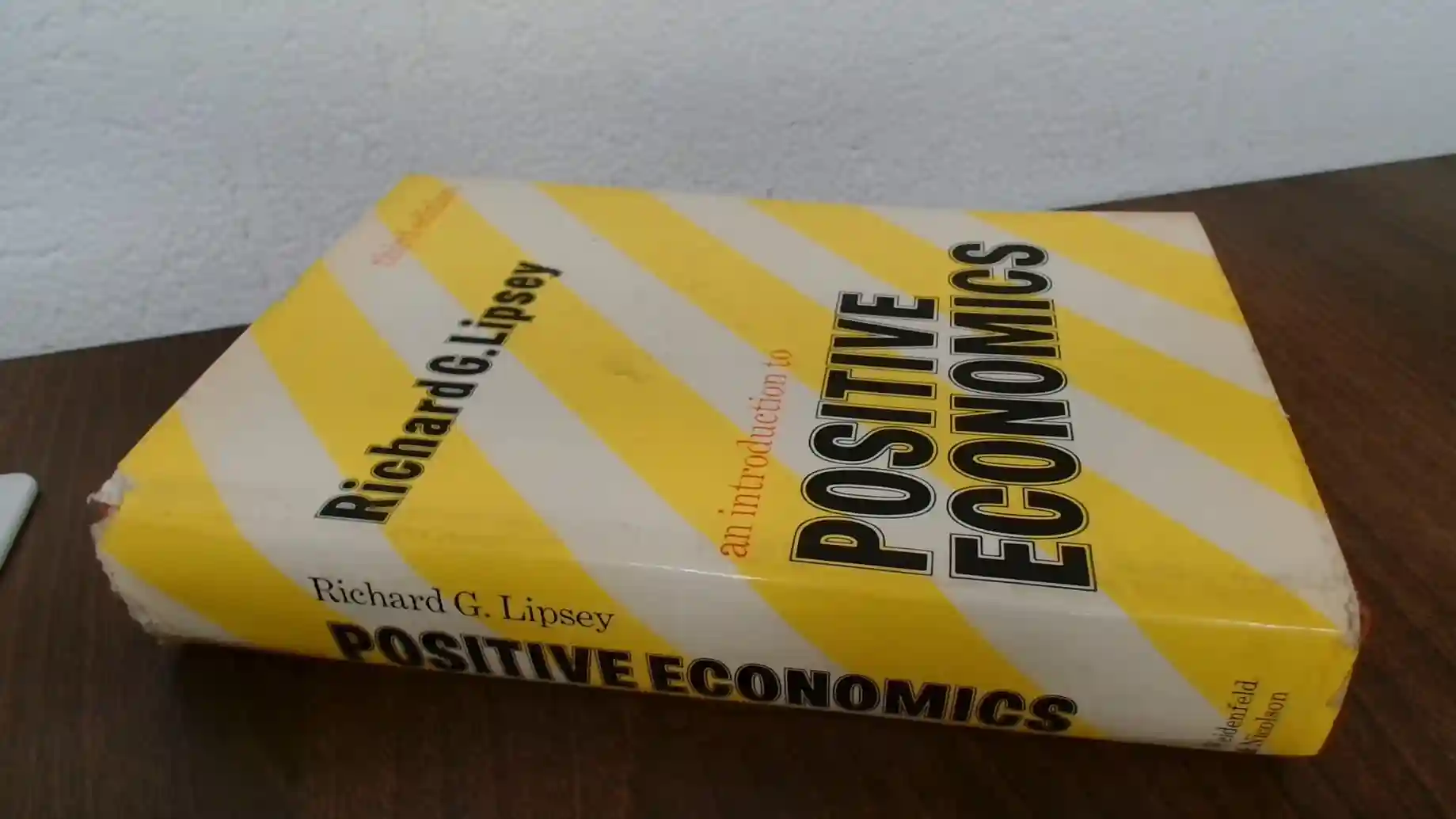 Definisi Ekonomi Menurut Richard G Lipsey dan Relevansinya dalam Dinamika Modern