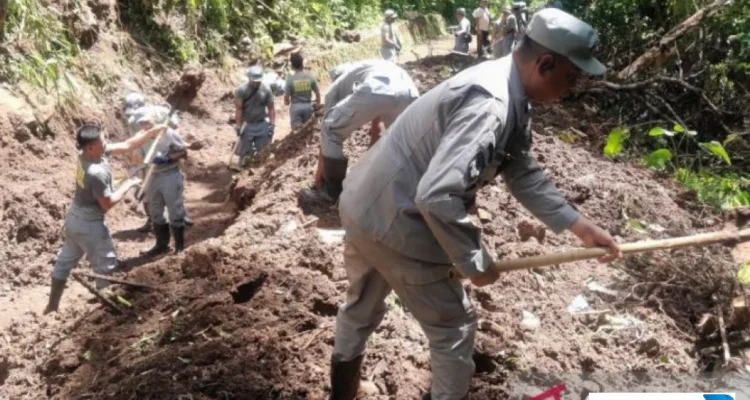 Bakamla RI bantu korban longsor